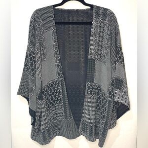 Kimono in black and white pattern kimono sleeves SZ Med